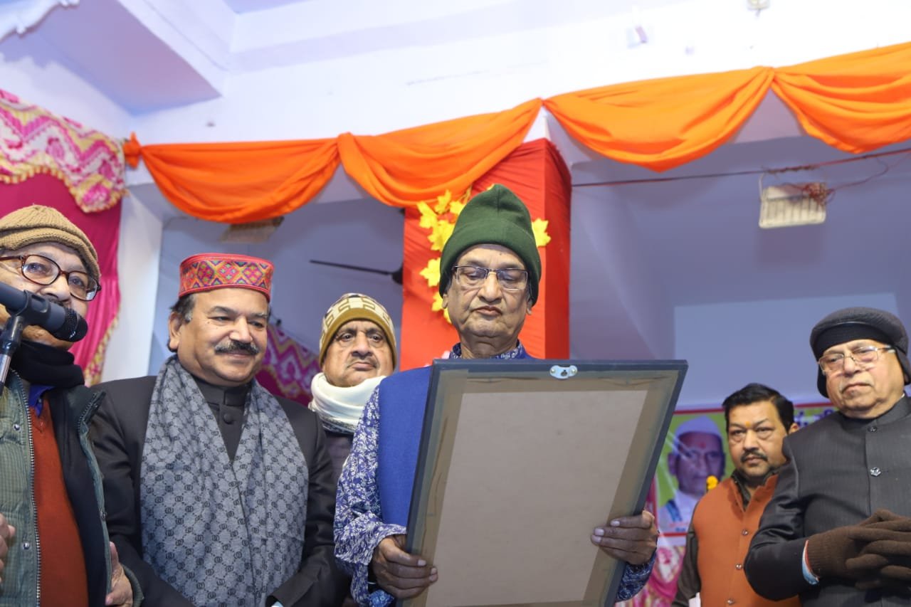 Acharya Pandit Sitaram Chaturvedi was celebrated with great pomp by Akhil Bharatiya Vikram Parishad Kashi Muzaffarnagar at Pedpathi Bhawan